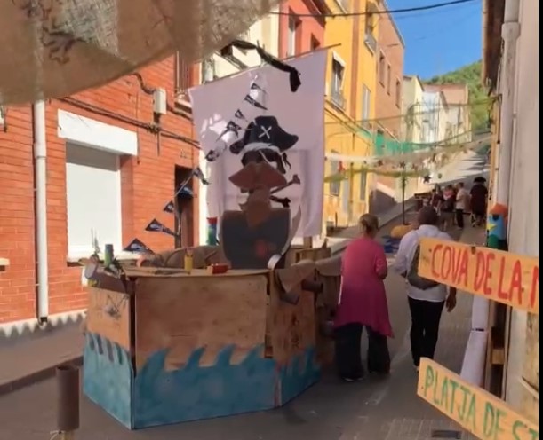 Una de les naus pirates al carrer de l'Ermot
