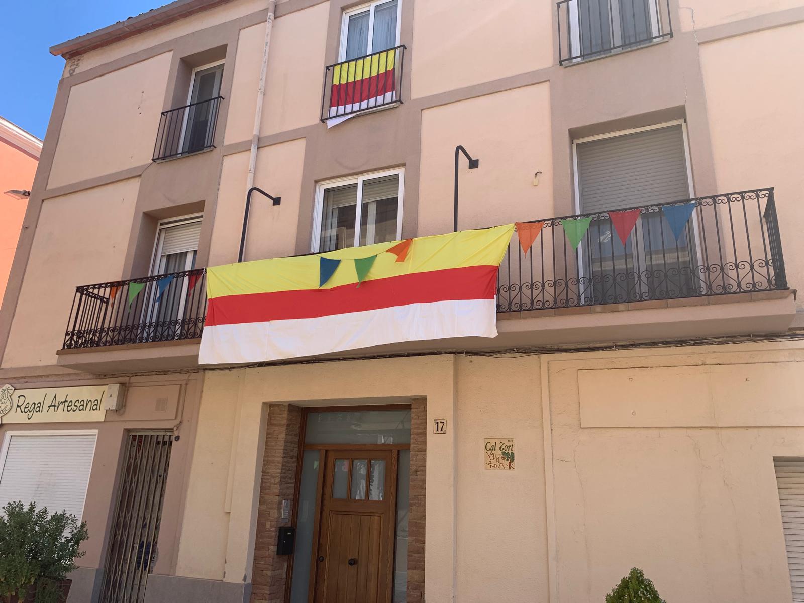 Un dels balcons engalanats de Festa Major del carrer Major