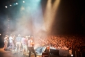 Espectacular imatge d'un moment del concert de Els Catarres que va atraure 12.000 espectadors a la plaça de la Fàbrica Nova la nit de dissabte || Q. Pascual
