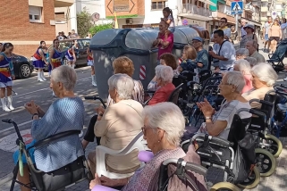 Els residents de Les Orquídies segueixen una actuació de les Majorettes