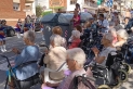 Els residents de Les Orquídies segueixen una actuació de les Majorettes