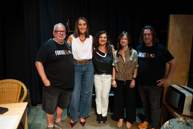 D'esquerra a dreta, Gabi Ruiz de L'Alcavot, l'alcaldessa Yolanda Rivera i les regidores Joan Borrego i Elisabet España i José Antonio Aguado, president de la Coordinadora Vallesana de Teatre Amateur || Q. Pascual