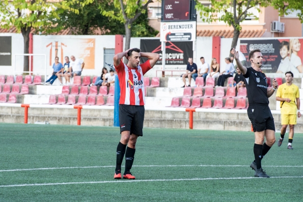 Marc Estrada es lamenta d'una ocasió fallada en la primera part.