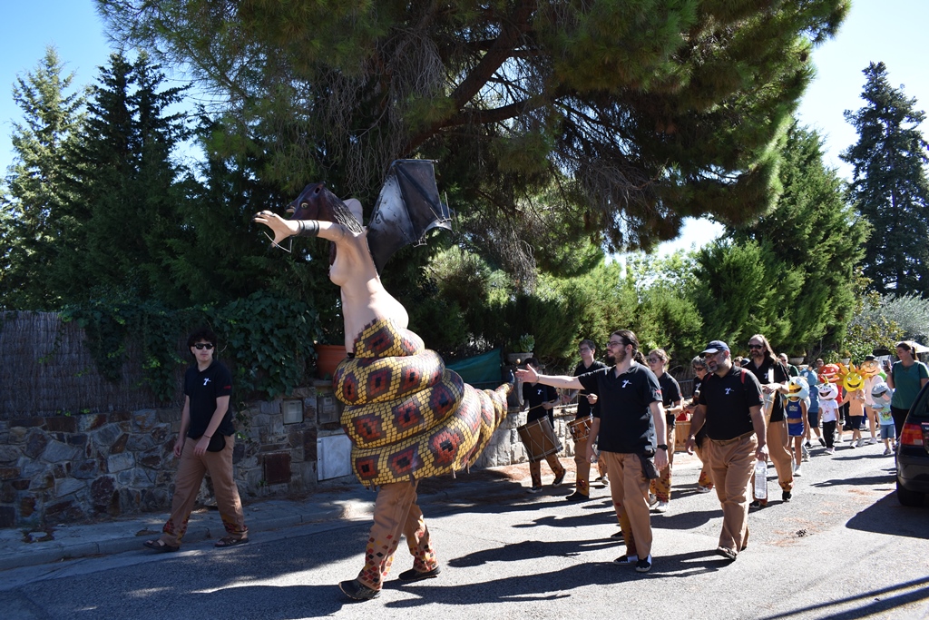 Moment de la cercavila de capgrossos amb La Pàjara de Terrassa al capdavant. || Cedida