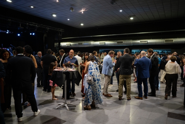 Més de 300 persones, entre treballadors, distribuïdors, proveïdors i col·laboradors, es van aplegar a la Sala Blava de l'Espai Tolrà per a celebrar els 40 anys d'Airtècnics Més de 300 persones, entre treballadors, distribuïdors, proveïdors i col·laboradors, es van aplegar a la Sala Blava de l'Espai Tolrà per a celebrar els 40 anys d'Airtècnics
