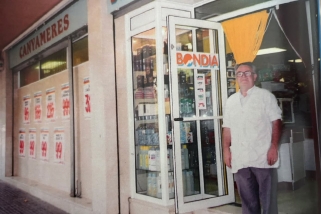 Jordi Cañameras a la porta del supermercat, ubicat a la Carretera de Sentmenat