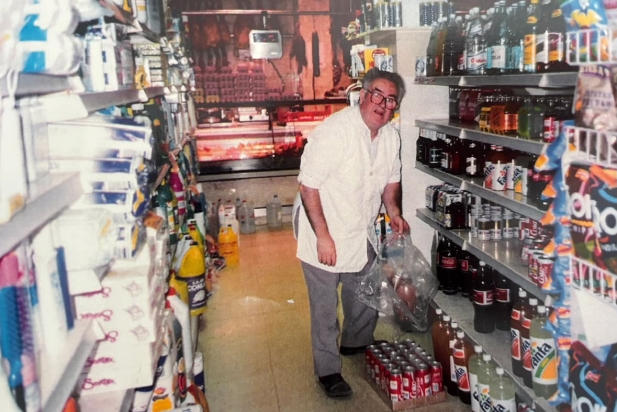 Jordi Cañameras a l'interior del supermercat que va obrir el 1989 Jordi Cañameras a l'interior del supermercat que va obrir el 1989