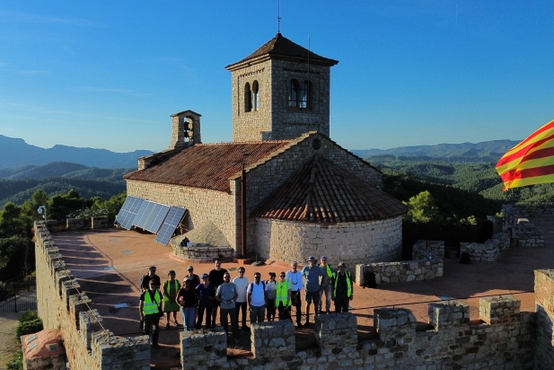 L'equip de 19 investigadors en geologia a la terrassa del Puig de la Creu la setmana passada