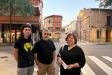 Susan Galí, Txema Navarro i Núria Ribell al carrer Puigverd. || J.G.