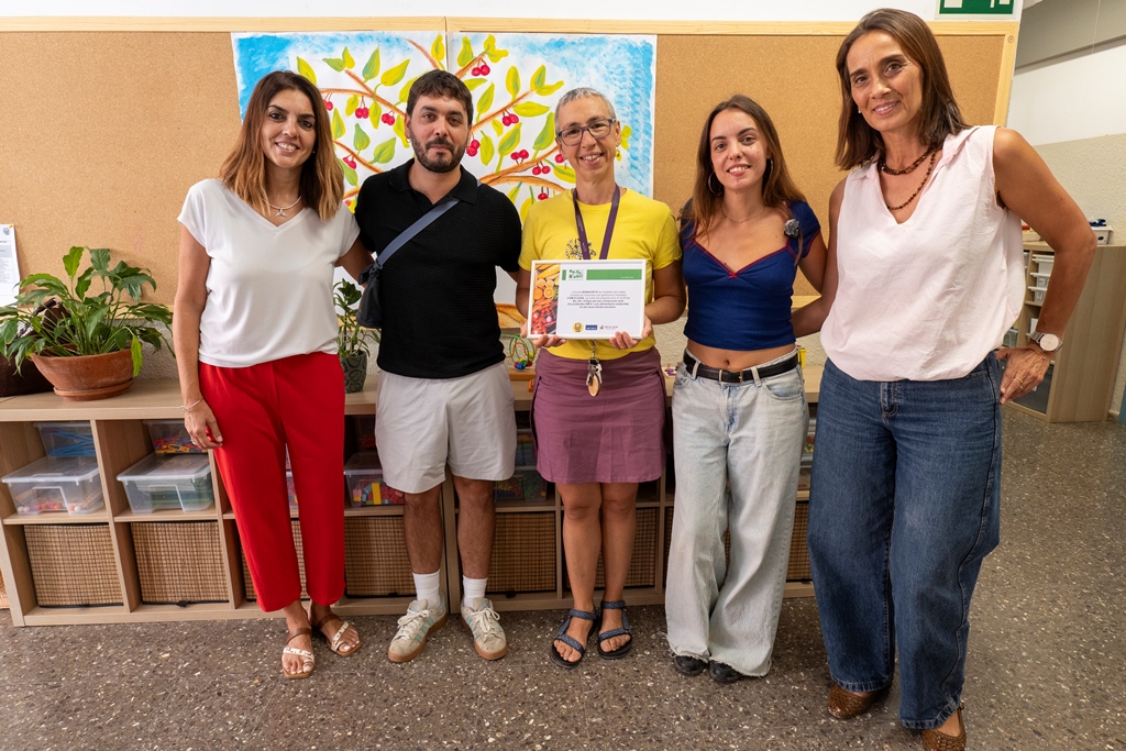 Ginestà i les autoritats han acompanyat l'escola Bonavista, que ha rebut el certificat que acredita un servei de menjador de qualitat i de proximitat. || M. Antúnez Ginestà i les autoritats han acompanyat l'escola Bonavista, que ha rebut el certificat que acredita un servei de menjador de qualitat i de proximitat. || M. Antúnez
