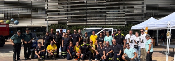 Foto de grup de tots els representants dels diversos cossos d'emergència i seguretat que han participat en la jornada de Castellar