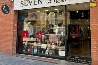 La façana de la botiga Seven Stars, del carrer Santa Perpètua, 1 de Castellar