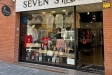 La façana de la botiga Seven Stars, del carrer Santa Perpètua, 1 de Castellar