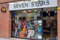 La façana de la botiga Seven Stars, del carrer Santa Perpètua, 1 de Castellar