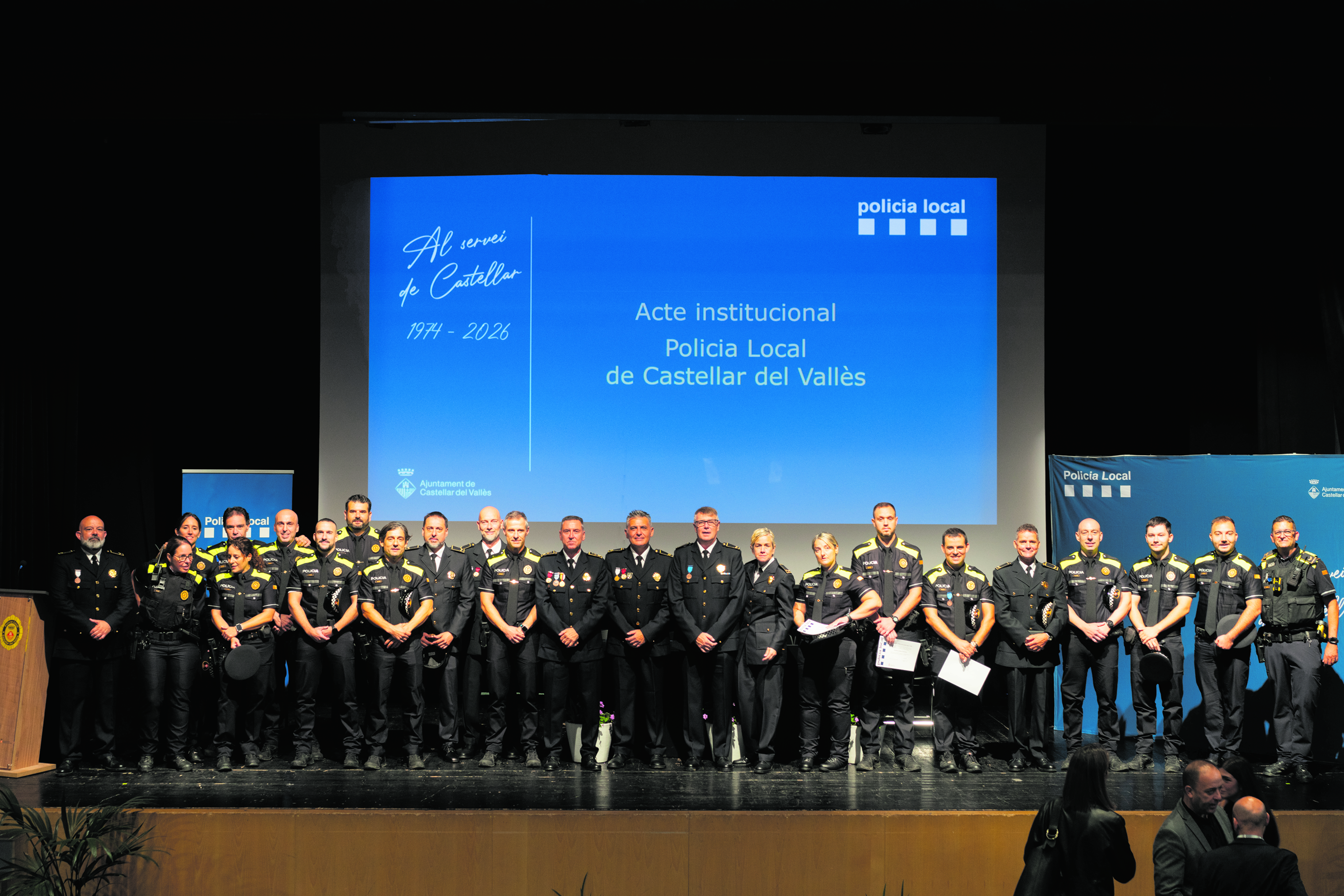Els i les membres de la plantilla de la policia local de Castellar que  han estat presents a l'acte del Dia del patró en una foto de grup