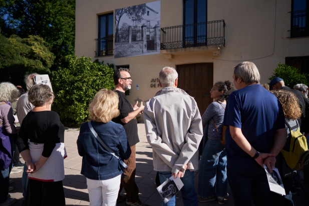 La ruta per l'itinerari fotogràfic davant de Ca l'Alberola La ruta per l'itinerari fotogràfic davant de Ca l'Alberola