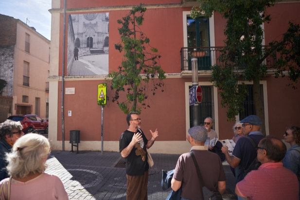 Parada al carrer de l'Església, davant de la Casa Massaveu Parada al carrer de l'Església, davant de la Casa Massaveu