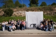 Els participants a la primera visita de l'itinerari fotogràfic Ramon Llinares davant de la fotografia del Forn del Raig