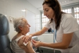 Teresa Aznar Tarradelles, de 90 anys, mentre es vacunava de grip i covid, dimecres passat, al CAP de Castellar.  || C. Díaz