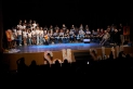 Instants finals dels festival SOM Salut Mental amb tots els participants a sobre de  l'escenari || Q. Pascual