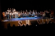 Instants finals dels festival SOM Salut Mental amb tots els participants a sobre de  l'escenari || Q. Pascual