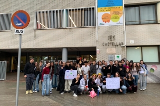 Grup d'alumnes protestant aquest dilluns davant de l'institut Castellar || M. Antúnez