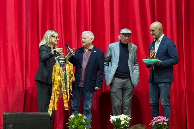 Carme Guiu, presidenta del Grup Pessebrista de Castellar, va recollir el fanalet com a símbol de la Trobada de Pessebristes de Catalunya que tindrà lloc a Castellar, l'any 2027. || CEDIDA