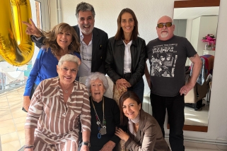 Purificación Domínguez Fuentes envoltada de la família i autoritats