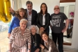 Purificación Domínguez Fuentes envoltada de la família i autoritats