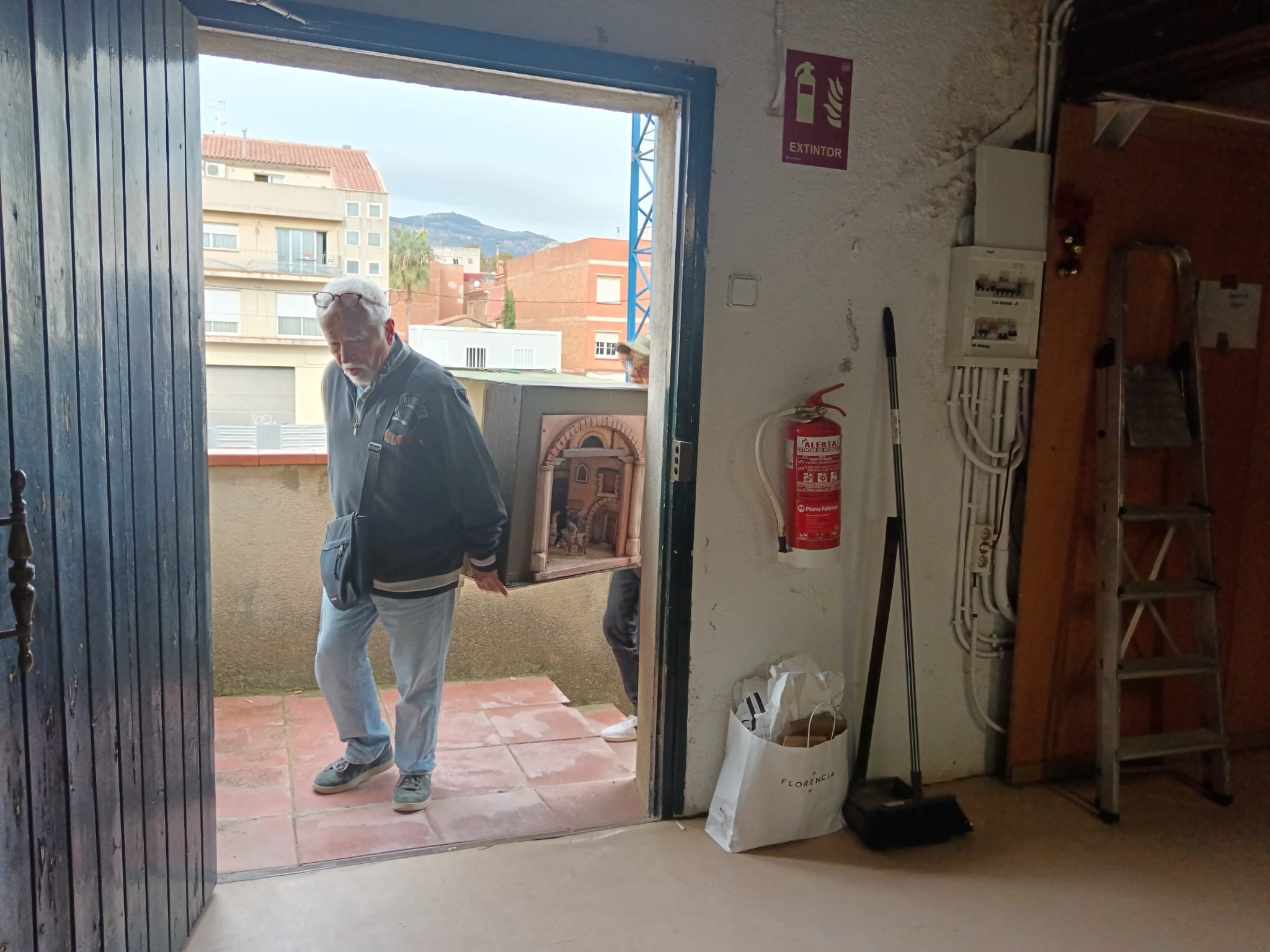 Els pessebristes italians van portar dissabte els diorames al Grup Pessebrista de Castellar. || M. A.