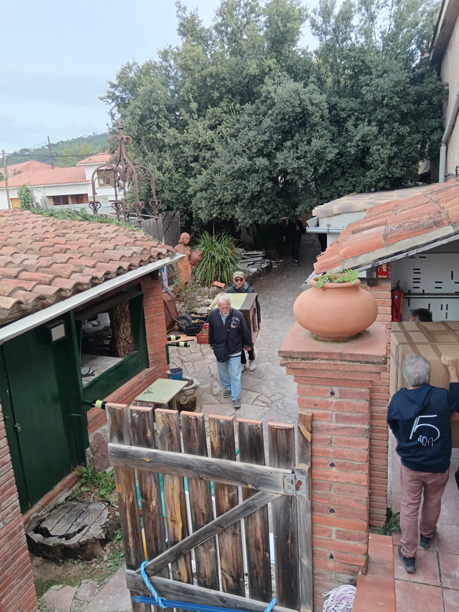 Els pessebristes italians i locals, pujant els pessebres al primer pis del local pessebrista. || M. A.