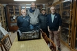 Els pessebristes de Bolonya Andrea, Simone i Arnaldo, al costat del pessebrista Enric Benavent, dissabte passat, al local del Grup Pessebrista de Castellar. || M. Antúnez