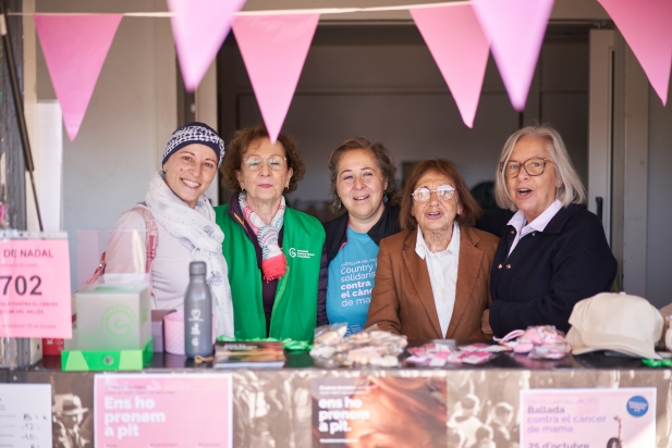 Les diferents voluntàries de l'AECC a la parada que es va muntar a la plaça d'El Mirador Les diferents voluntàries de l'AECC a la parada que es va muntar a la plaça d'El Mirador